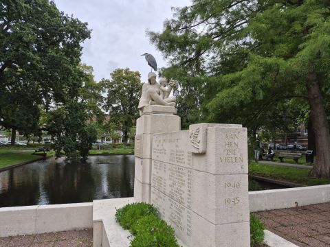 Jigsaw puzzle Heron on a War Memorial by the Pond, preview