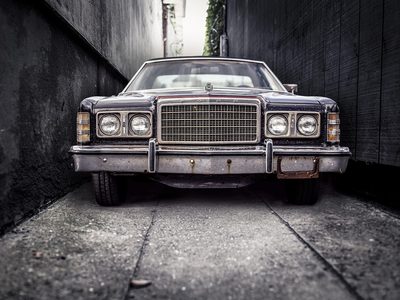 Alter Oldtimer in enger Gasse Puzzle