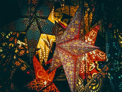 Beleuchtete Sterne auf dem Weihnachtsmarkt Puzzle Puzzle