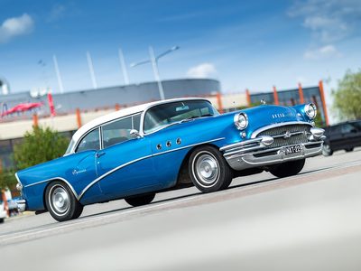 Blauer Oldtimer geparkt am Straßenrand Puzzle Puzzle