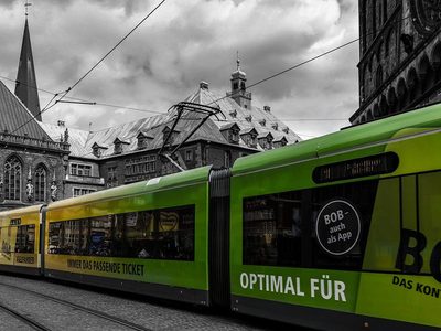 Grüne Straßenbahn unterwegs in der Stadt Puzzle Puzzle