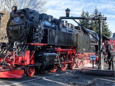 Schwarz-rote Lokomotive mit Dampfzug Puzzle Puzzle