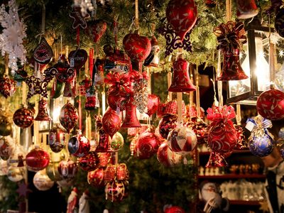 Weihnachtsmarkt in Nürnberg mit roten Christbaumkugeln Puzzle