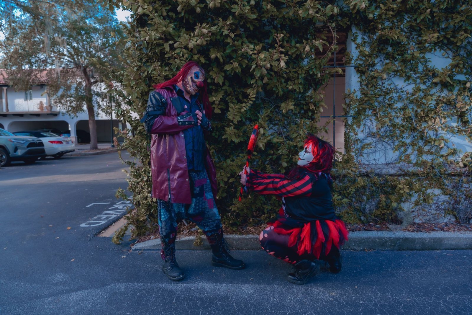 Pareja disfrazada en una calle de Halloween