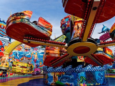 Puzzle de Atracción llamada break dance en un parque de atracciones, vista previa