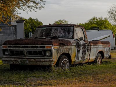 Puzzle de Lugares abandonados: Camioneta pickup oxidada