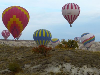 Puzzle de Vehículos: Globo aerostático sobrevolando el paisaje