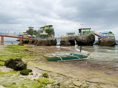Puzzle de Resort con puente en la isla Gibitngil, Filipinas