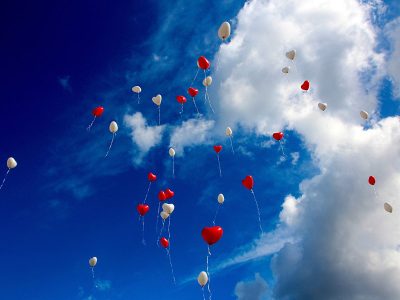 Puzzle Des ballons en forme de cœur flottent dans le ciel