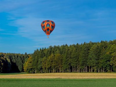 Jigsaw puzzle Jigsaw puzzle A Colorful Hot Air Balloon Flying over a Forest