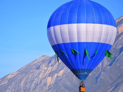 Jigsaw puzzle Jigsaw puzzle Blue and White Hot Air Balloon with Green Flags