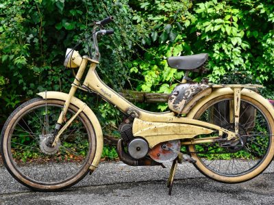 Jigsaw puzzle Cream Vintage Moped by a Hedge