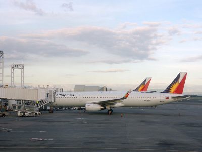 Jigsaw puzzle Jigsaw puzzle Philippine Airlines Plane Docked at a Gate