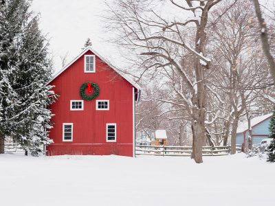 Jigsaw puzzle Jigsaw puzzle Red Barn with Christmas Wreath Snowy Midwestern Day