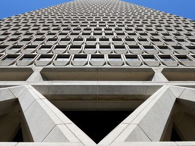 Puzzle di Edificio alto in città