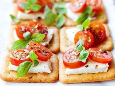 Puzzle di Puzzle di Mini cracker con mozzarella e pomodorini