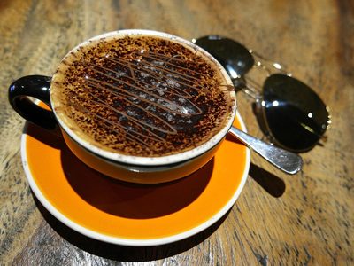 Legpuzzel Legpuzzel Een heerlijk kopje koffie bestrooid met chocoladepoeder