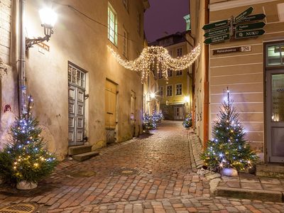 Legpuzzel Legpuzzel Gezellige, smalle straat met kinderkopjes in Tallinn, Estland, versierd met kerstdecoraties