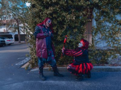 Legpuzzel Verkleed stel in een halloweenstraat, voorbeeld
