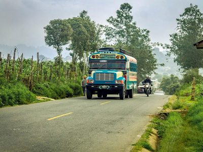 Puzzle Autobus na drodze wiejskiej
