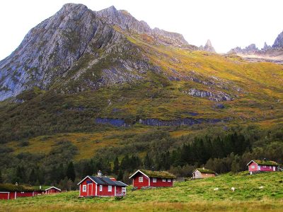 Puzzle Czerwone domy w skalistych górach Norwegii, podgląd
