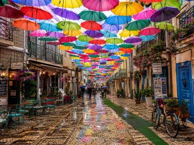 Puzzle Kolorowa ulica parasolowa