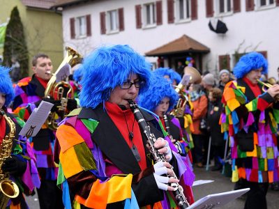 Puzzle Kolorowe stroje ludzi taśma muzyka trąbka, podgląd