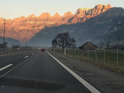 Puzzle Krajobraz autostrady z górą Churfirsten