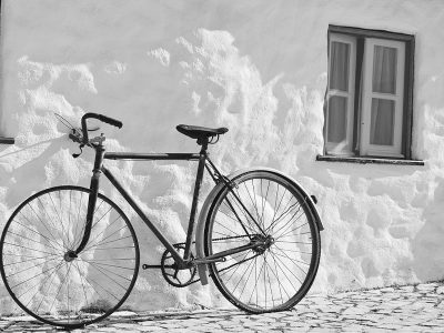 Puzzle Puzzle Monochromatyczny rower vintage na białej ścianie