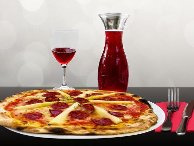 Puzzle Puzzle Pizza podawana z czerwonym winem
