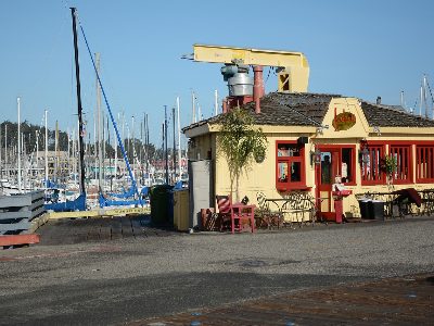 Jigsaw puzzle Waterfront building in the Monterey harbor