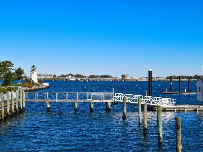Jigsaw puzzle Goat Island lighthouse and docks in Newport Harbor