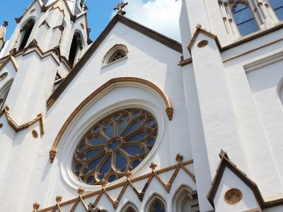 Jigsaw puzzle White facade and rose window of the cathedral in Savannah