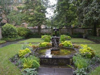 Jigsaw puzzle Hidden walled garden with fountain and statue in Savannah