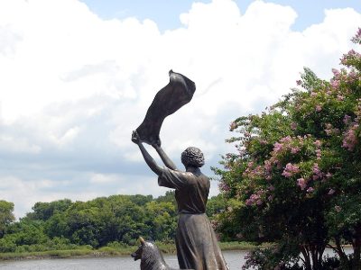 Jigsaw puzzle The Waving Girl statue on River Street in Savannah