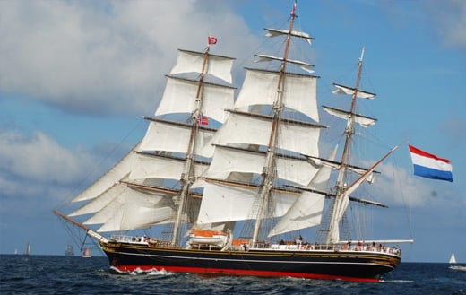 sail-boat-at-sea
