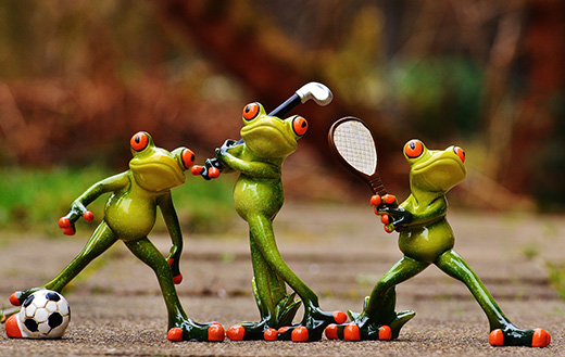 Frogs athletes figurines