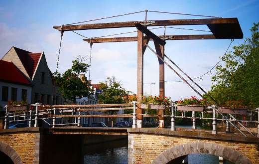 Crossing suspension bridge structure