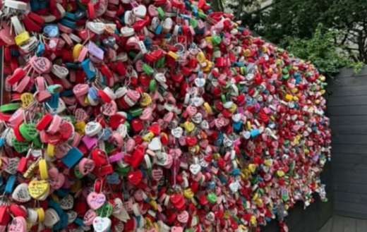 A image of love locks