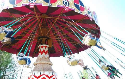 Attraction that is commonly known as swing ride