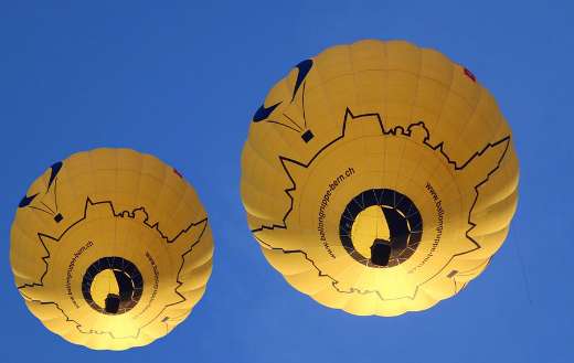 Yellow hot air balloon by Ballongruppe Bern