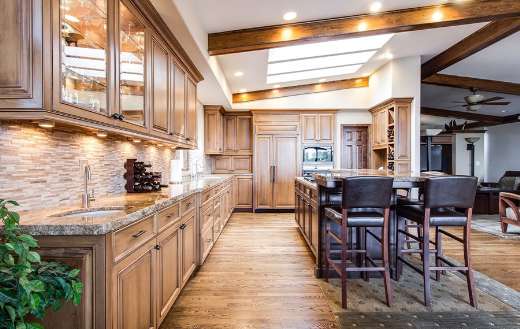 Spacious tradional style kitchen interior